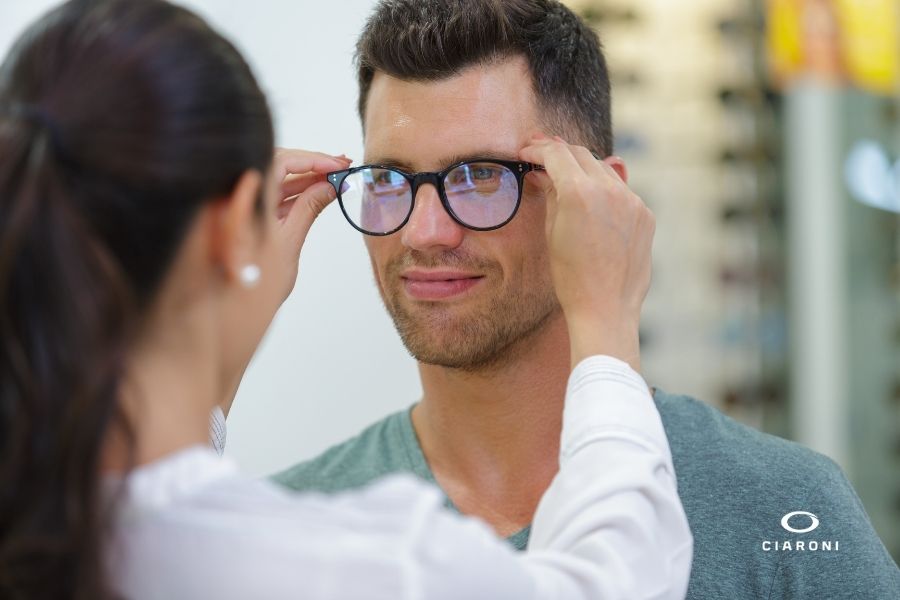 Occhiali progressivi o lenti a contatto per la presbiopia?