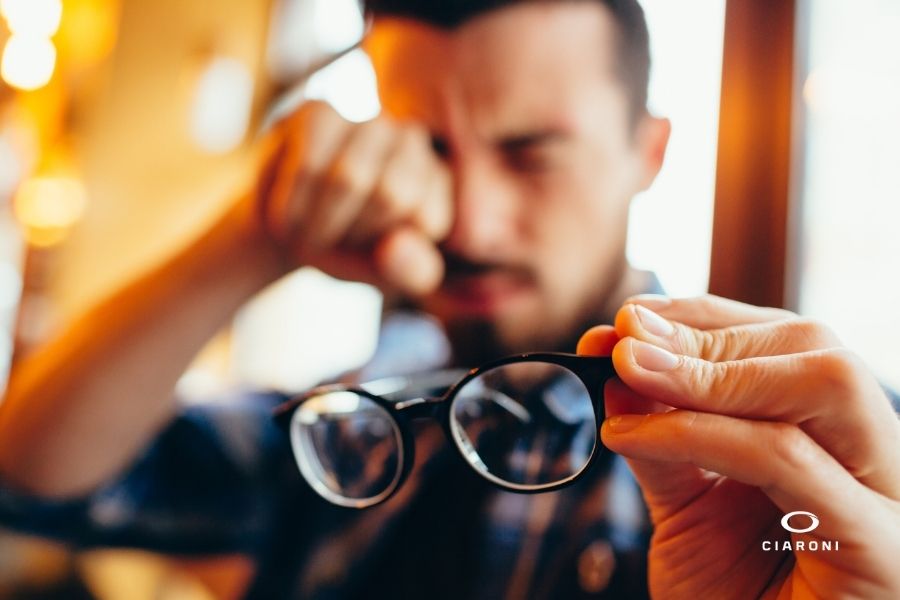 Vista sfocata ad ogni distanza: ecco come vede un astigmatico