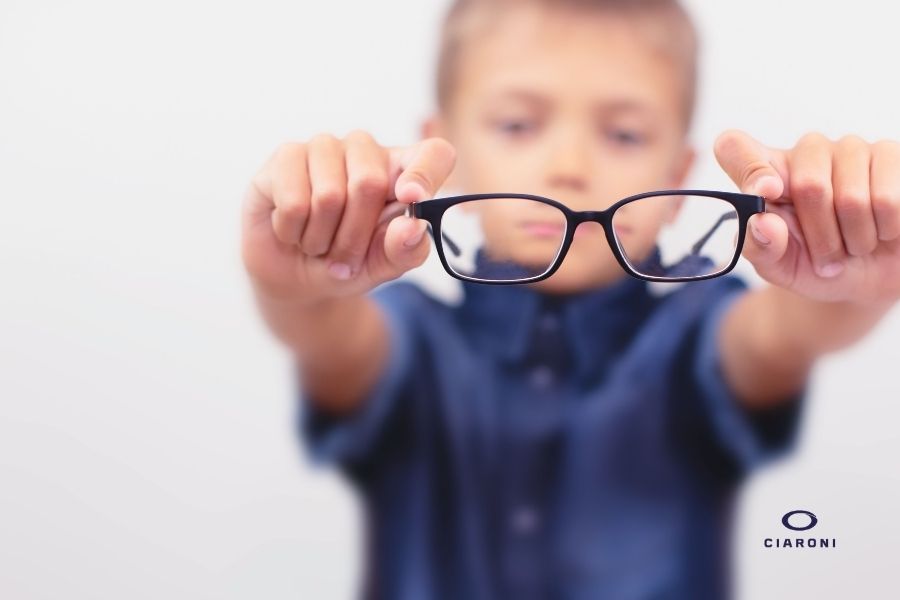 La scelta degli occhiali per la miopia elevata o lieve: cosa valutare?