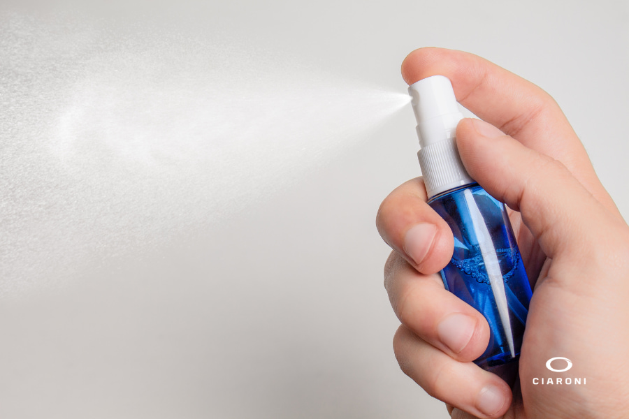 Soluzioni per pulire gli occhiali: scegliere un detergente corretto e pulire attentamente le lenti
