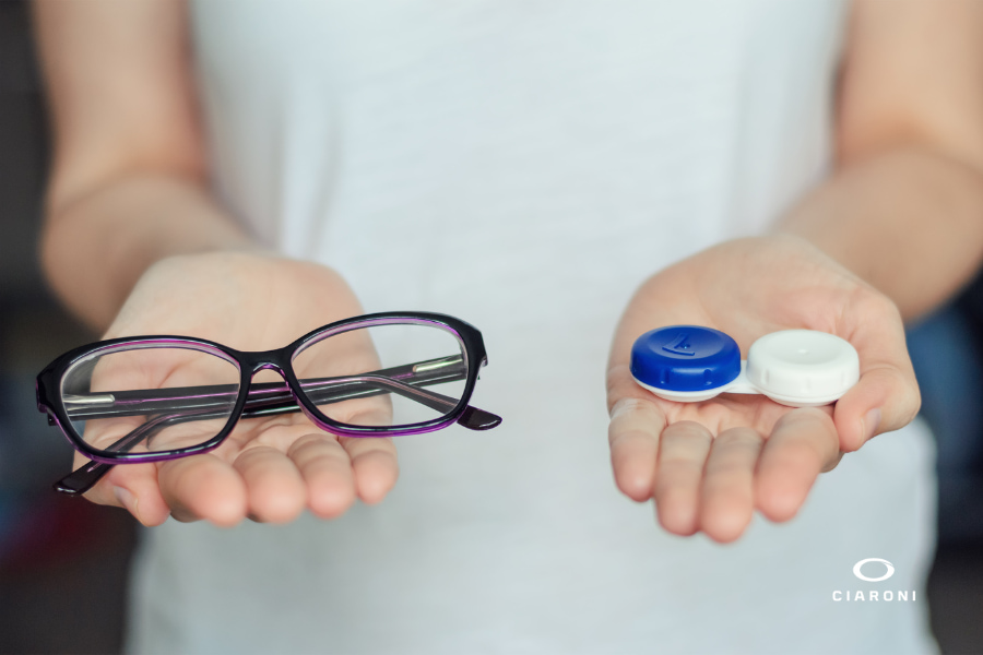 Meglio gli occhiali o le lenti a contatto multifocali?